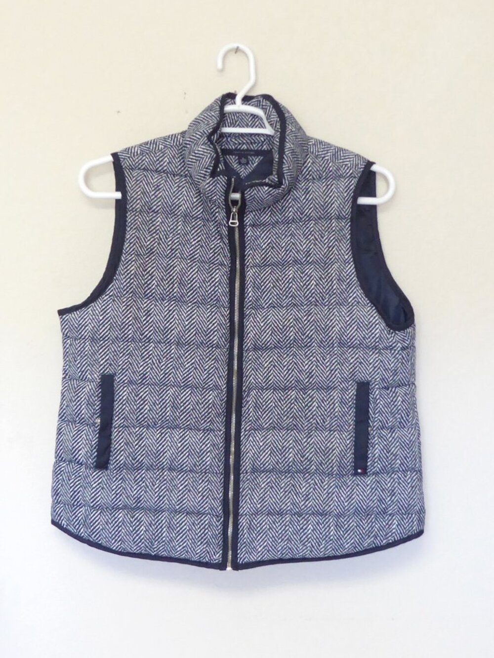 Tommy Hilfiger navy blue and white herringbone print quilted puffer vest size XL